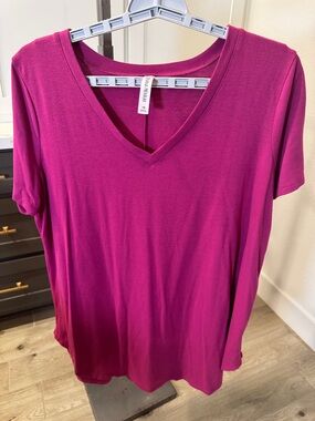 Zenana Outfitters V-Neck Tee in Magenta